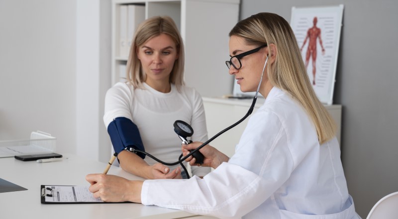 Coleta de exames laboratoriais em clínica ocupacional