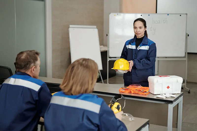 Turma em treinamento de segurança do trabalho