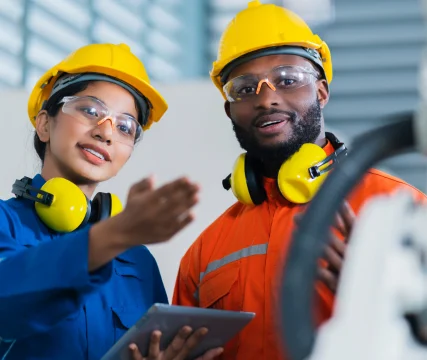 Equipe de segurança do trabalho analisando documentos em campo